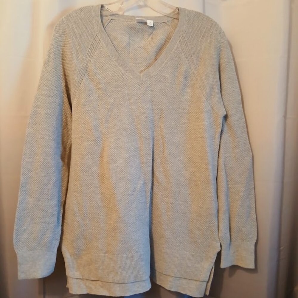 GAP Pointelle Sweater Top women M Gray Light crochet knit Raglan long sleeve EUC